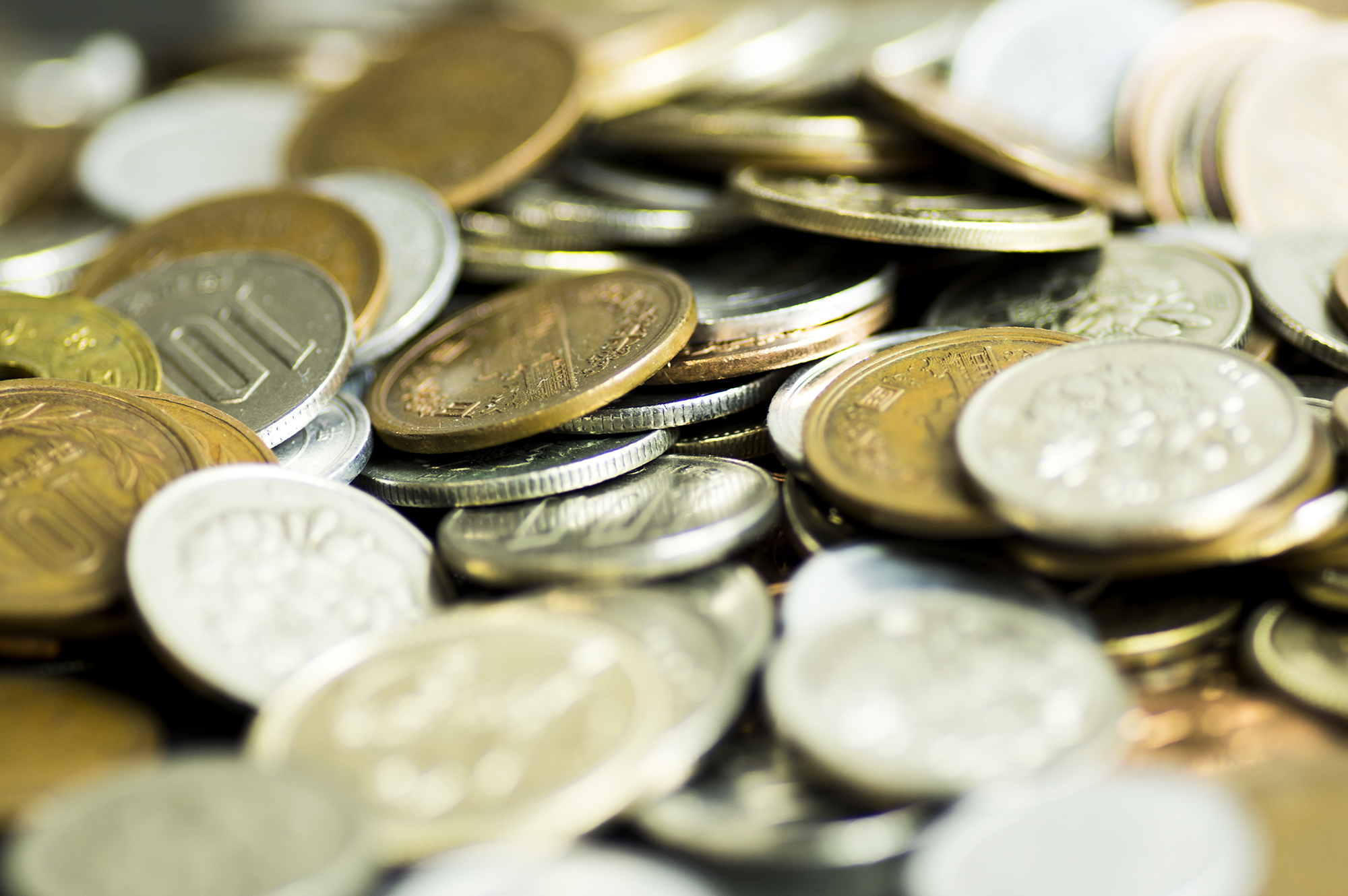 ：Metal coins in need of polishing because they are no longer mirror-finished after a period of time