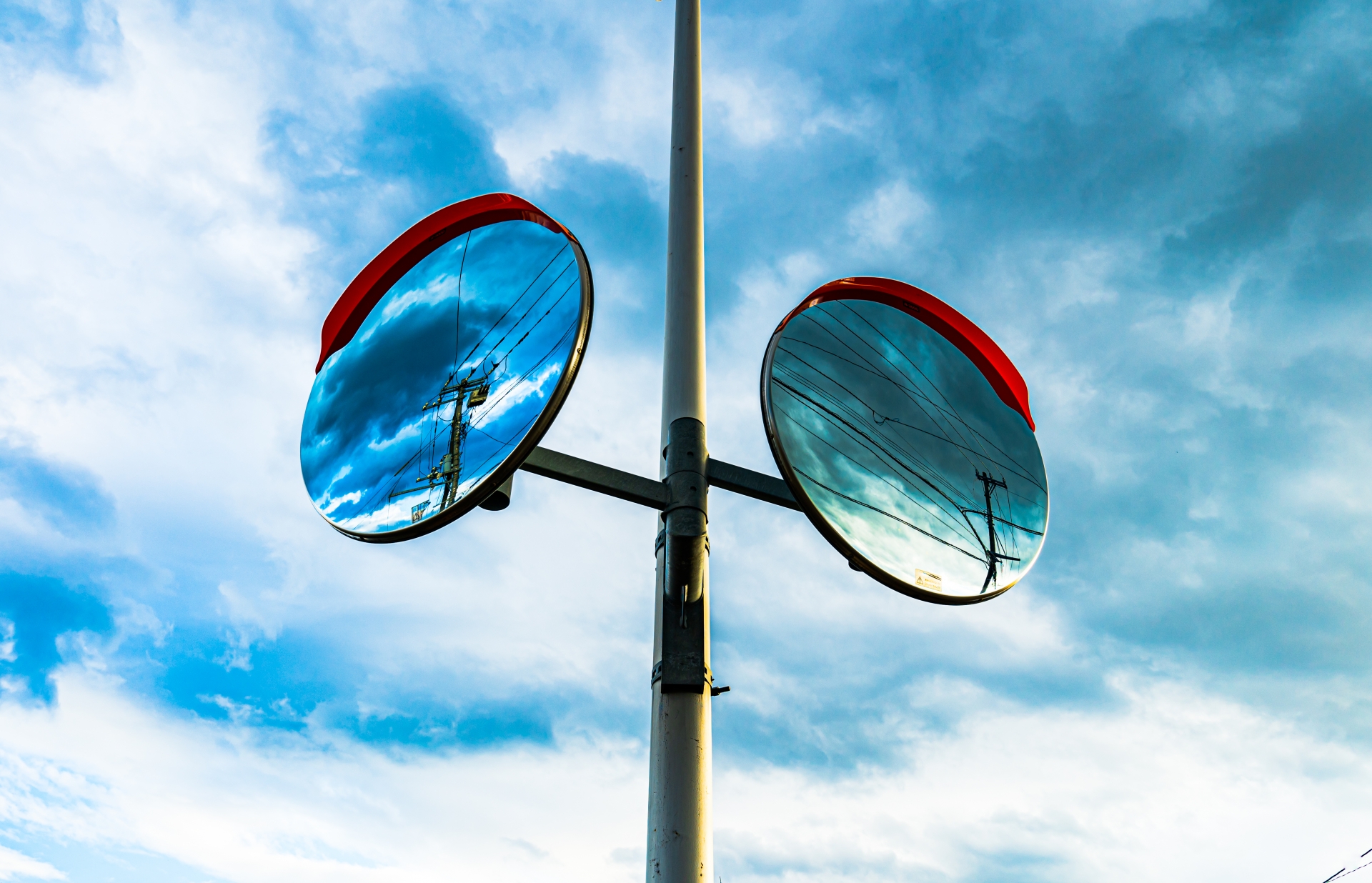 Curved mirror that reflects the sky as beautifully as if it had been mirrored by polishing