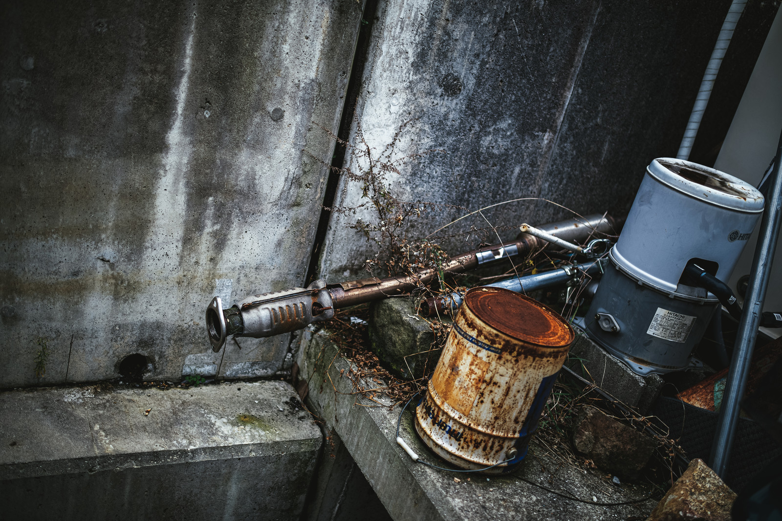 The rusted iron paint cans, which have not been polished and cared for over the years, are far from having a shiny mirror finish.