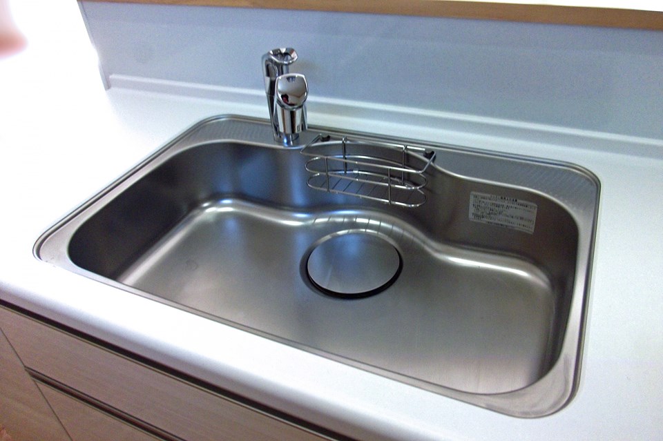 Sinks made of stainless steel, which is resistant to rust if not scratched by polishing.