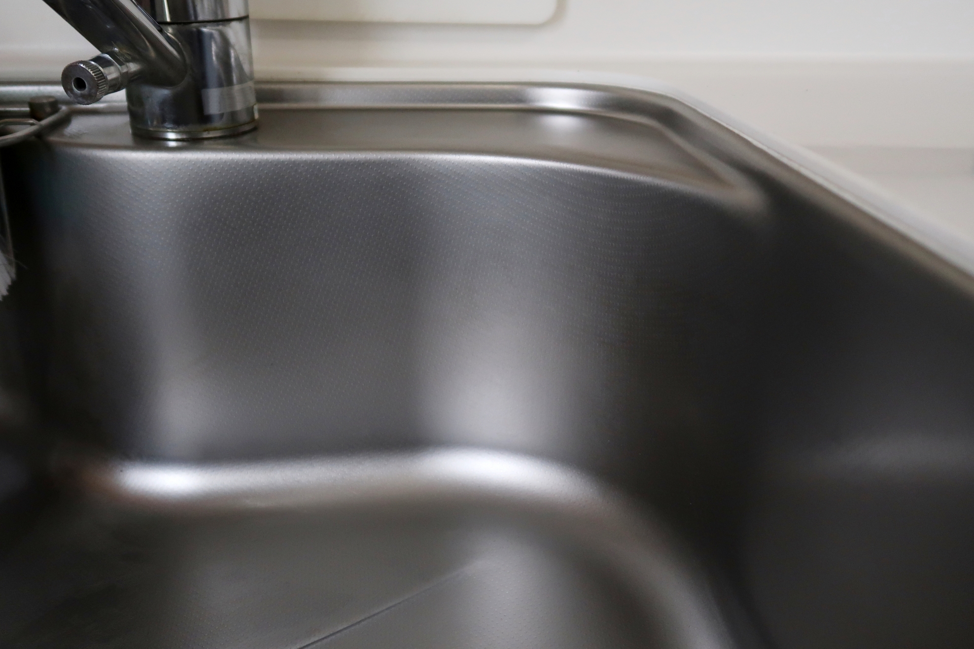 Clean sinks without rust or water stains