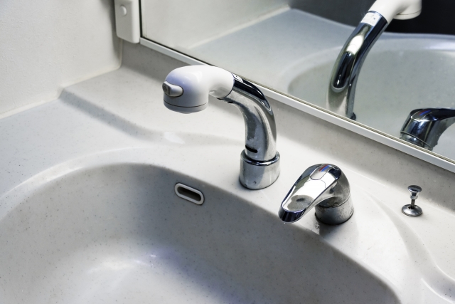 Washbasin with water stains that could be cleaned by polishing with an abrasive