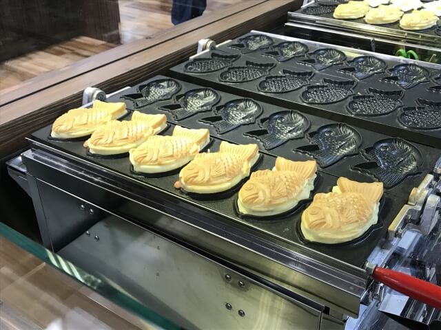 Baking taiyaki in a mold finished by polishing